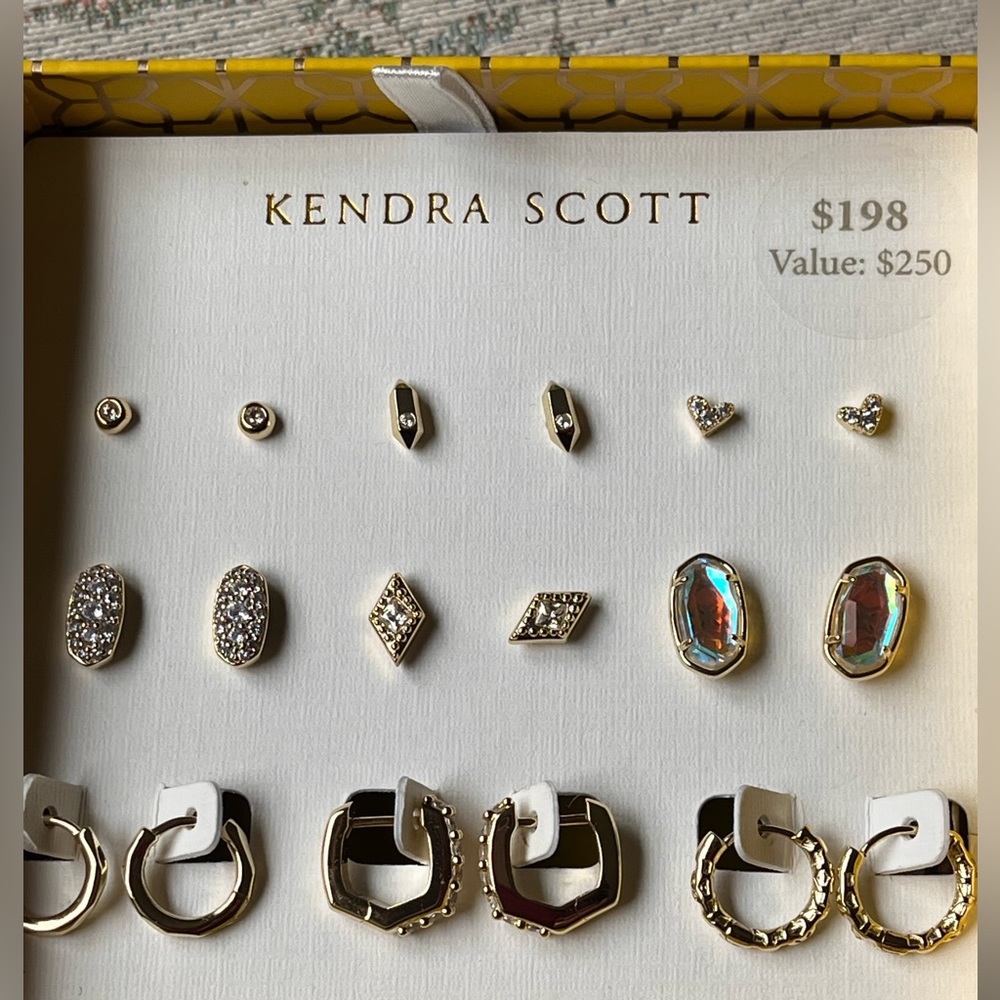 NEW Kendra Scott earring set